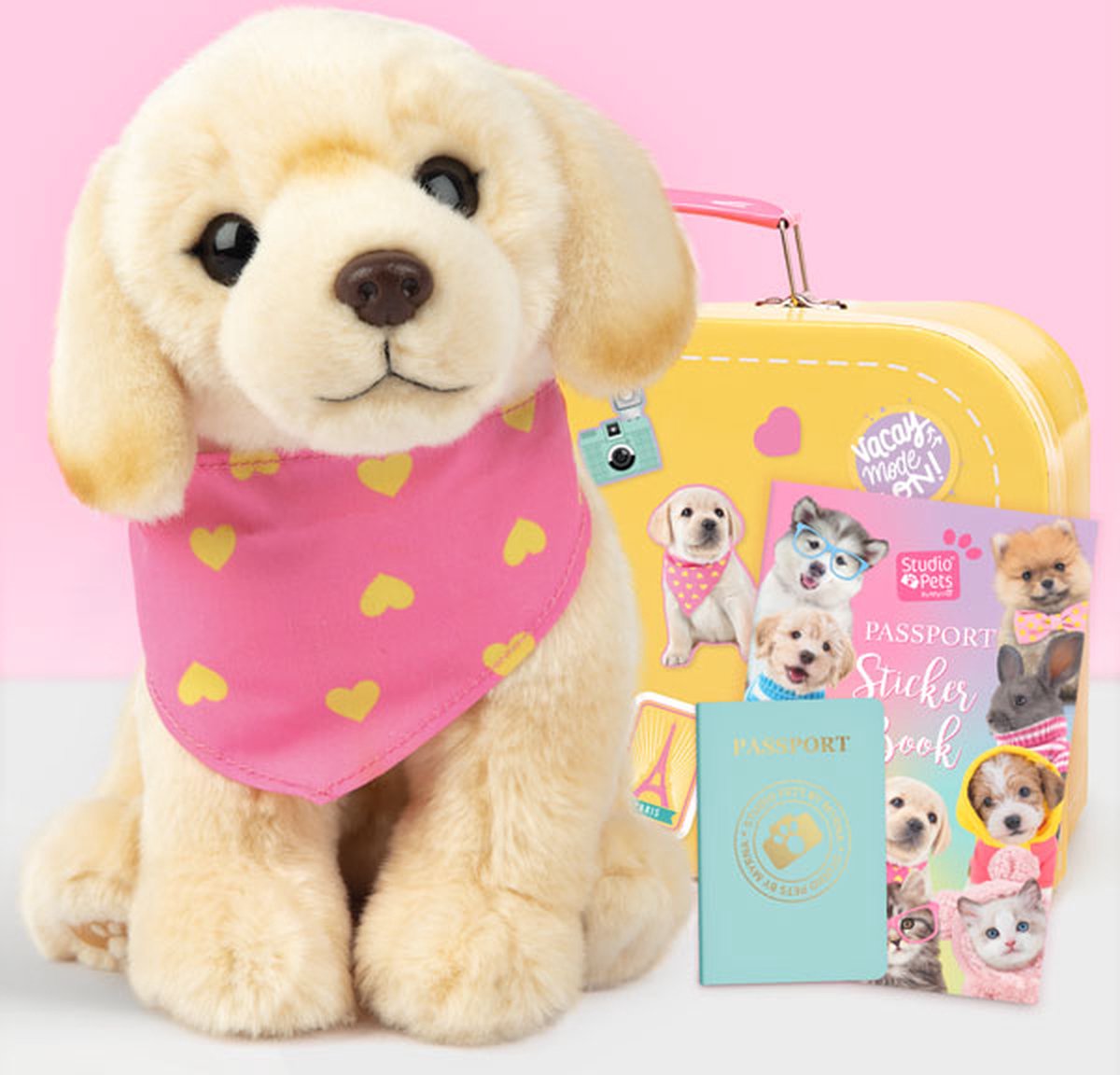 Studio Pets Knuffel Labrador | Happy | Set | Pluche knuffel 23cm + Gele speelgoedkoffer + Paspoort + Stickerboek